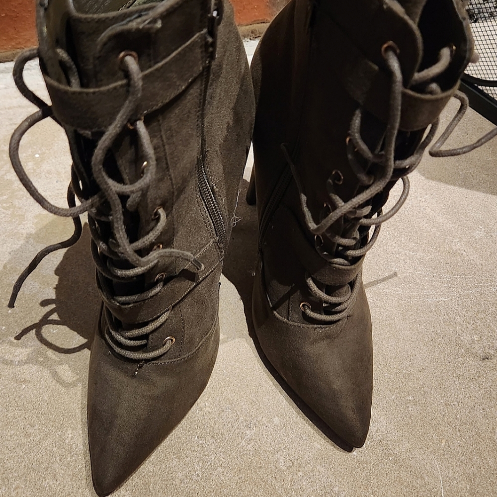 Shoe Dazzle Heeled Combat BOOTIES